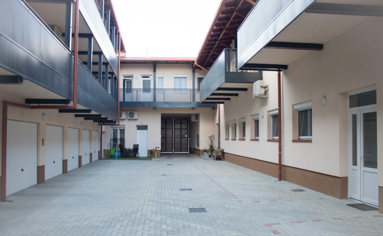 Trika Apartman Apartment Sarvar Exterior photo